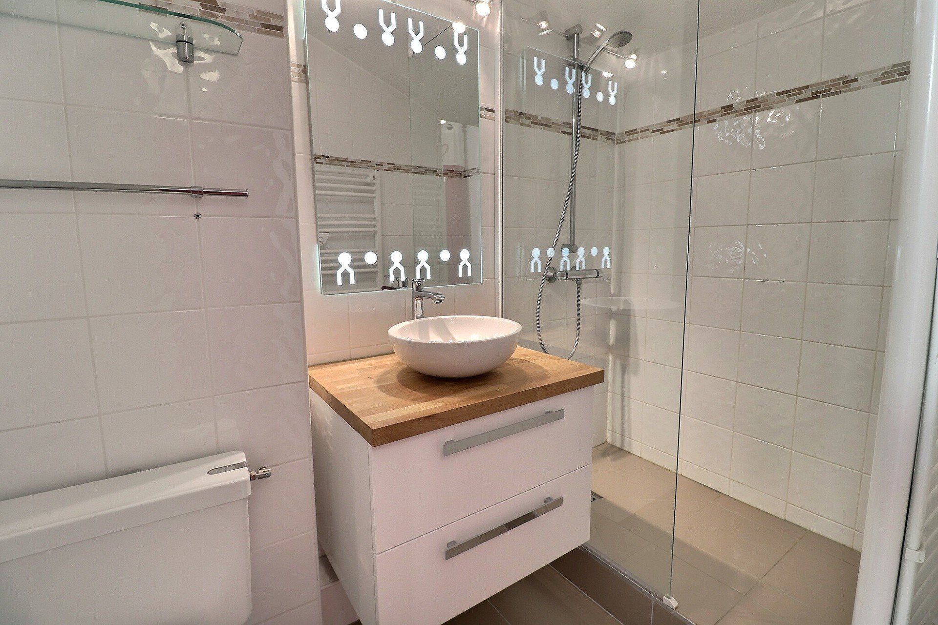 Une chambre de l'ppartement de charme Antarès n°33, à Méribel Mottaret, en location par l'Agence Saulire, agence immobilière à Méribel Mottaret